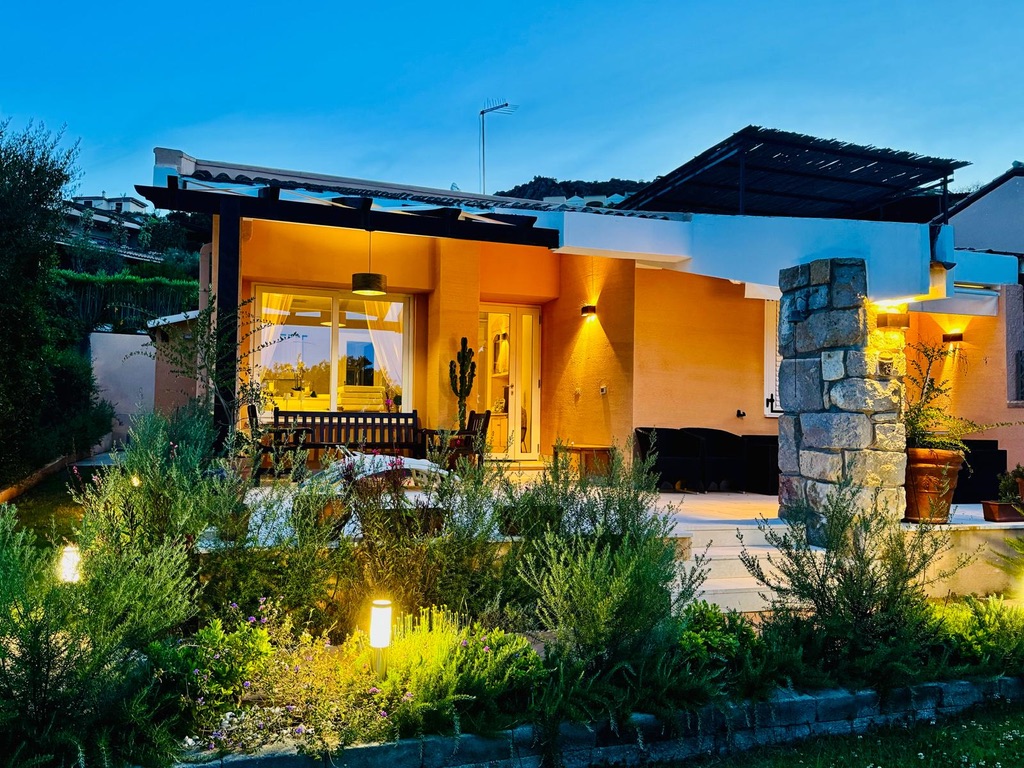Villa Mirto al crepuscolo, con terrazza e giardino illuminati